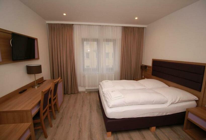 اتاق استاندارد با سرویس بهداشتی مشترک, Slamba Hostel