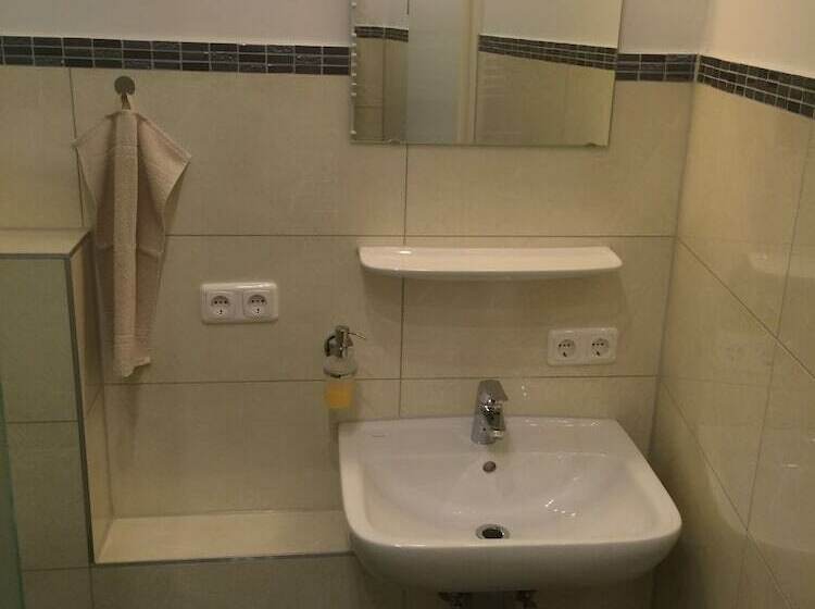 اتاق استاندارد با سرویس بهداشتی مشترک, Slamba Hostel