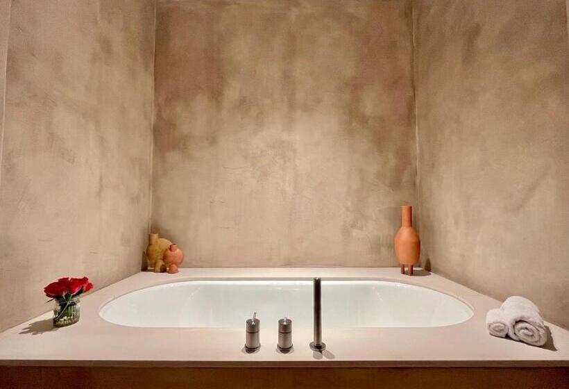 山景套房, Toile Blanche
