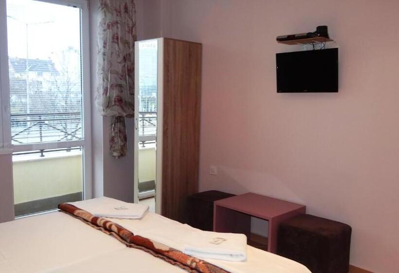 스탠다드 트리픔 룸 공동욕실, Guest Rooms Kom