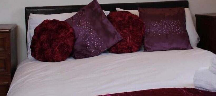 اتاق خانوادگی, The George Hotel Stansted Airport