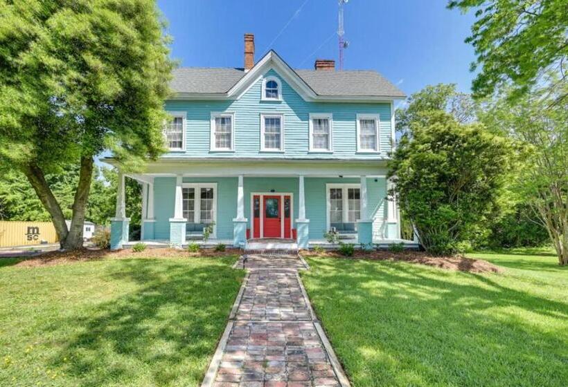 침실 4개 주택, Spacious Historic Home W/ Yard & Deck!