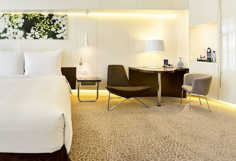 اتاق سوپریور با بالکن, Radisson Blu Hotel & Convention Centre Kigali