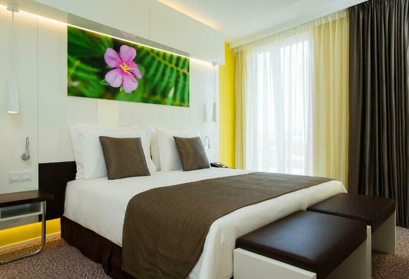 سوییت جونیور با بالکن, Radisson Blu Hotel & Convention Centre Kigali