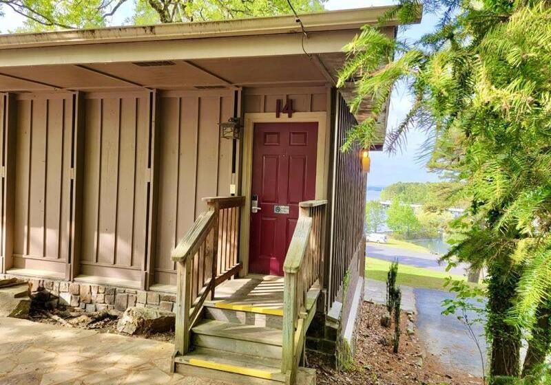 패밀리 룸, Lake View Queen Guest Room With Two Queens, Sleeper Sofa And Patio Overlooking Lake Ouachita,
