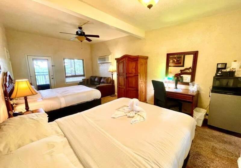 패밀리 룸, Lake View Queen Guest Room With Two Queens, Sleeper Sofa And Patio Overlooking Lake Ouachita,