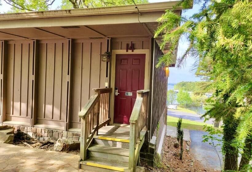 패밀리 룸, Lake View Queen Guest Room With Two Queens, Sleeper Sofa And Patio Overlooking Lake Ouachita,