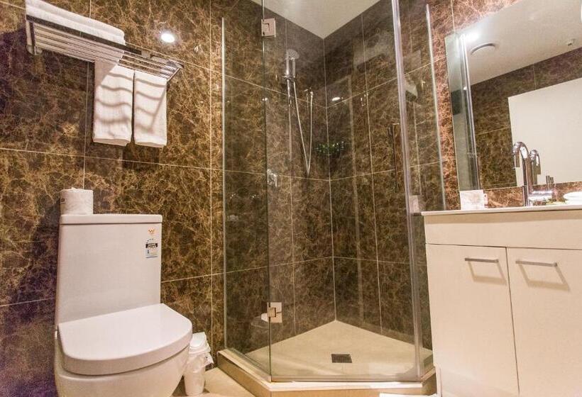 استودیوی سوپریور, Colombo Lodge