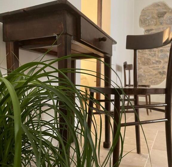 اتاق خانوادگی, Baroon   Bistrot & B&b