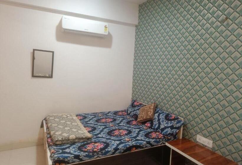 Deluxe Room, Meera