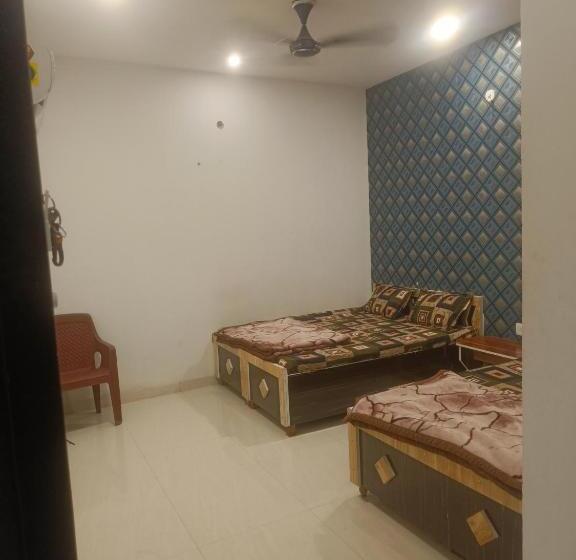 Deluxe Room, Meera