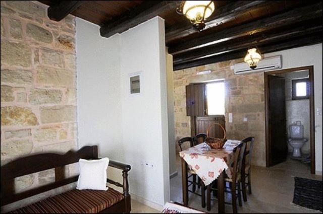 스탠다드 스튜디오, Esperides Stone Houses