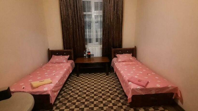 اتاق استاندارد با چشم‌انداز باغ, Sam Greenhouse Hostel
