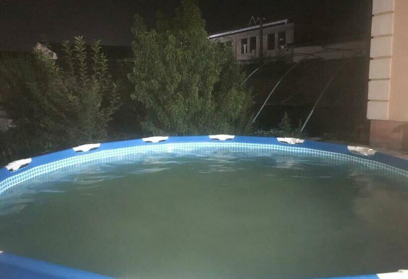 اتاق استاندارد سه نفره, Sam Greenhouse Hostel