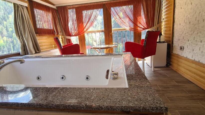 سوئیت با چشم‌انداز رودخانه, Ayder Doga Resort
