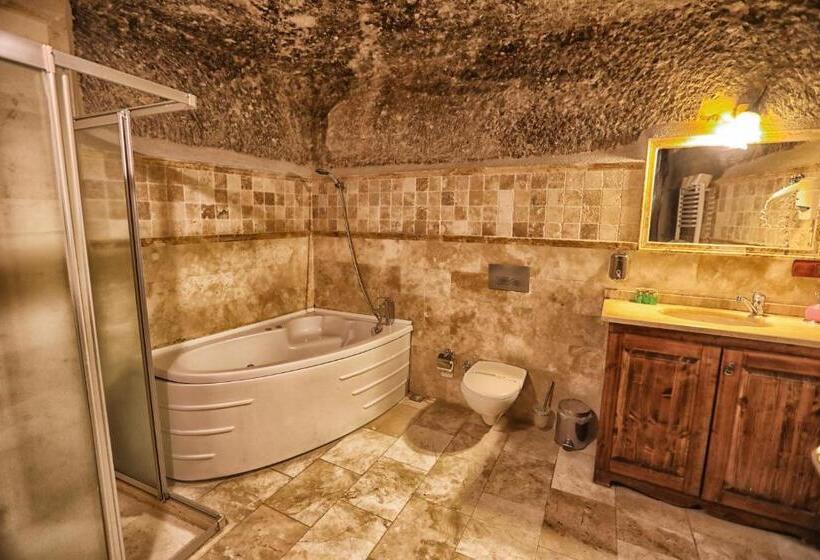 اتاق لوکس خانوادگی, Century Cave