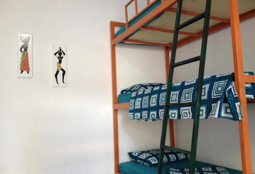 공용 욕실 구비 공동 객실 내의 침대, Casamatta Hostel