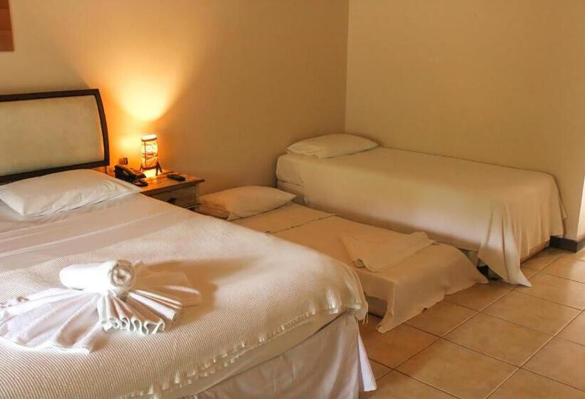 اتاق استاندارد چهارنفره با چشم‌انداز باغ, Pousada Villa Bella