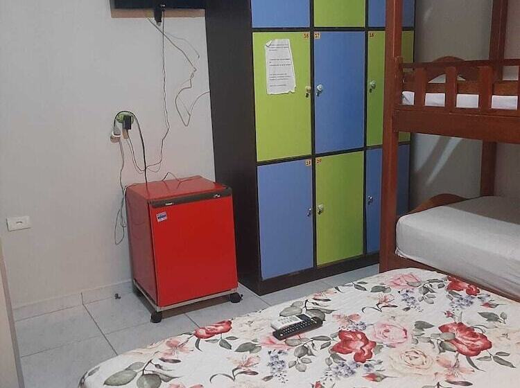اتاق خانوادگی, Piratas Do Sol Hostel