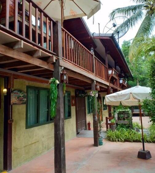 プールビュースタンダードルーム, Chuchaiburi Sri Amphawa