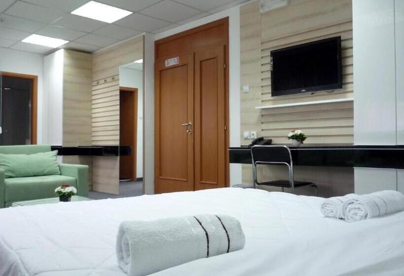 سوییت, Garni Hotel Consul