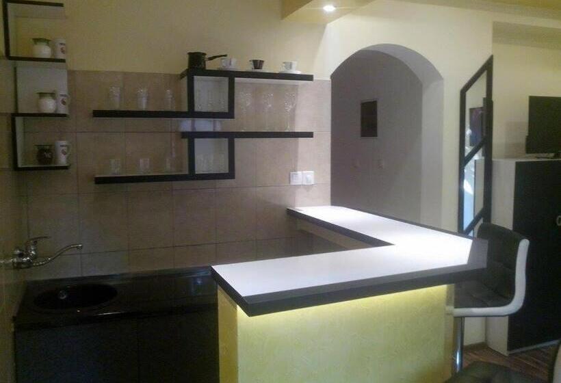 استودیوی لوکس, Hostel Ruler