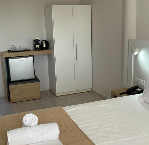 Трехместный Номер Стандарт Вид на Бассейн, Armonia Hotel By Zante Plaza
