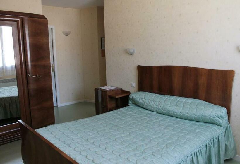 Четырехместный Номер Стандарт, Hôtel Ladagnous
