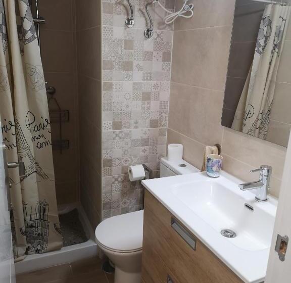 Номер Стандарт Трехместный, Hostal Mari, Alquiler Habitación Privada En Hostal, 6 Habitaciones Cerca De La Universidad Y Aeropue