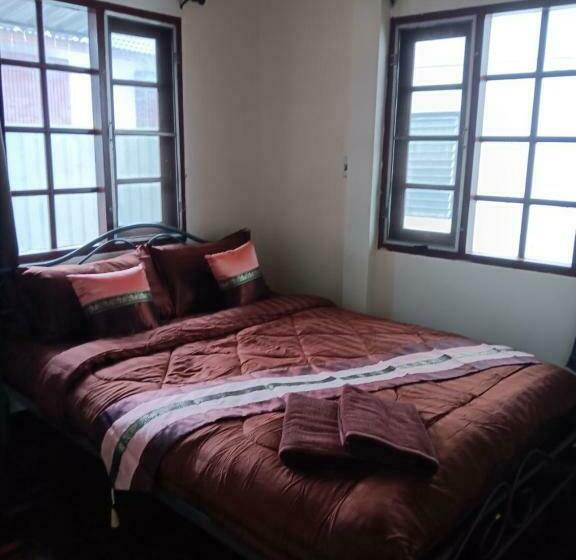 חדר סטנדרט חדר אמבטיה משותף, Hug Glur House Tour And Hostel