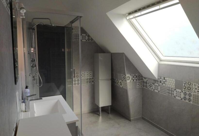 اتاق استاندارد با سرویس بهداشتی مشترک, Chambre D Hôte