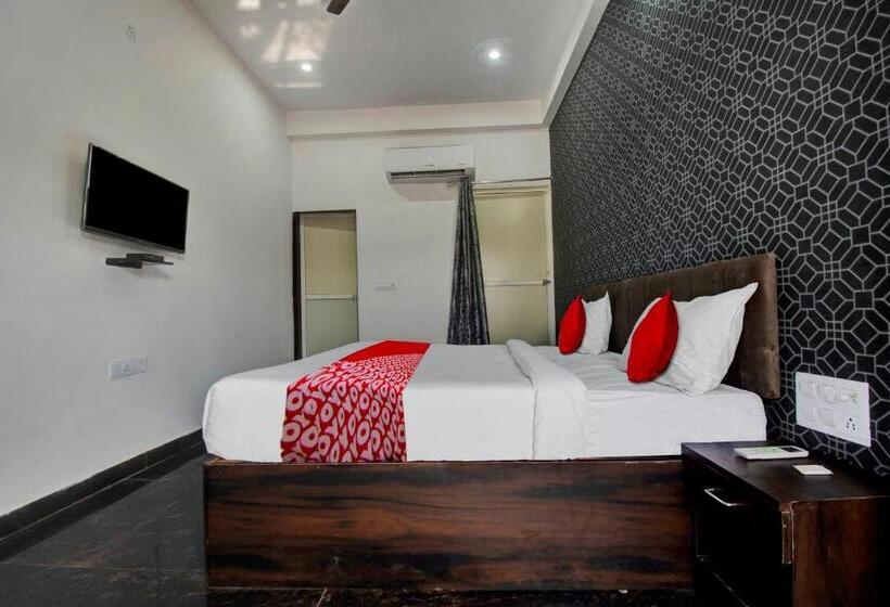 트리플 클래식 룸, Oyo Flagship Hotel Rajshree