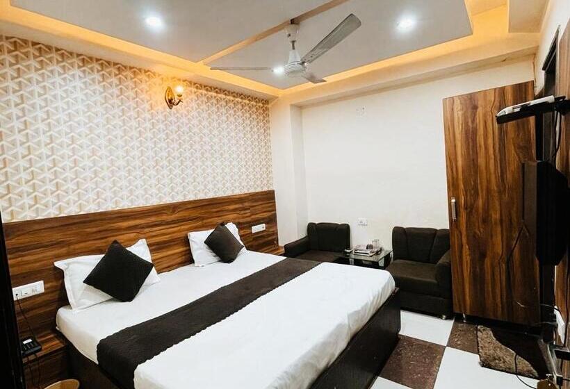 Номер Deluxe Кровать Кинг, City Night    Near Ludhiana Railway Station   Super Suites Rooms    Special For Families, Couples &