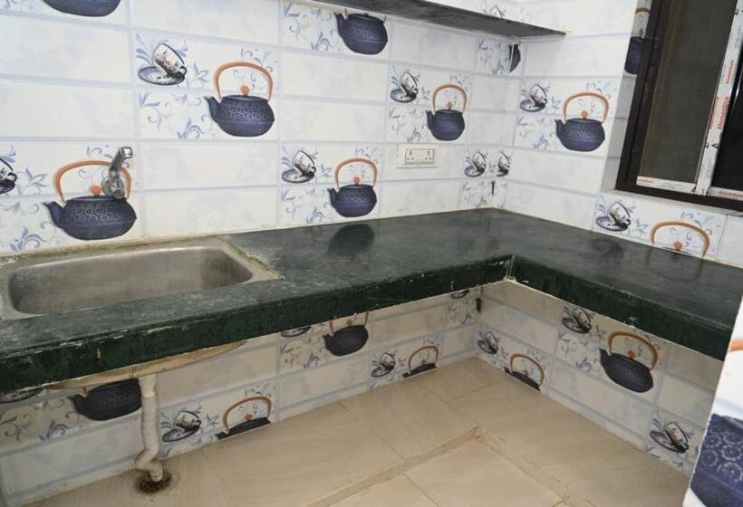 اتاق لوکس با بالکن, Shubham House