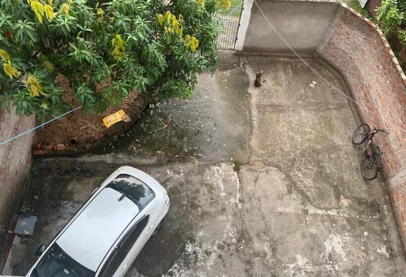 اتاق لوکس با بالکن, Shubham House
