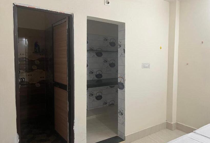 اتاق لوکس با بالکن, Shubham House