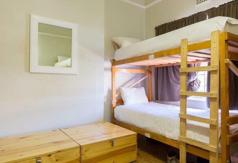 ルームシェアのワンベッド, Green Elephant Backpackers
