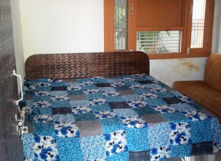 三人经典房间, Oyo V S Guest House