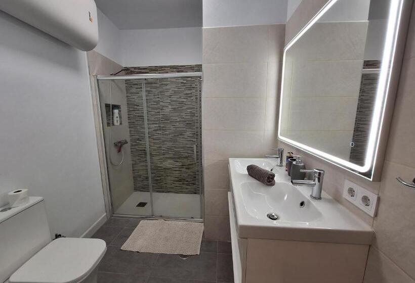 スタンダードトリプルルーム, Habitacion Con Baño Privado En Un Piso Con Familia