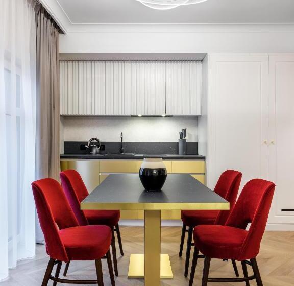 Люкс Повышенной Комфортности, Golden Queen Deluxe Jacuzzi Apartments   Old Town