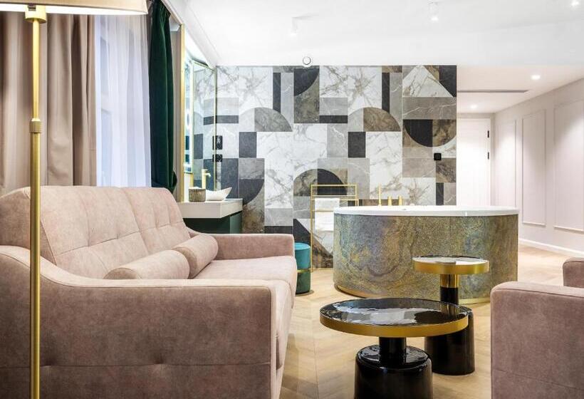 Люкс Повышенной Комфортности, Golden Queen Deluxe Jacuzzi Apartments   Old Town