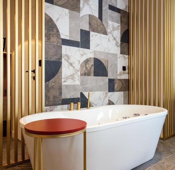 Студия Стандарт, Golden Queen Deluxe Jacuzzi Apartments   Old Town