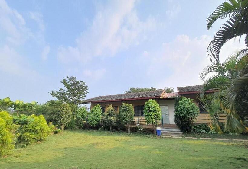 Номер Стандарт Вид на Бассейн, Saifarm Resort Lonavala