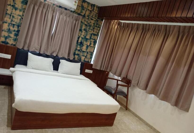 带大床的高级房间, Suvarnam Residency