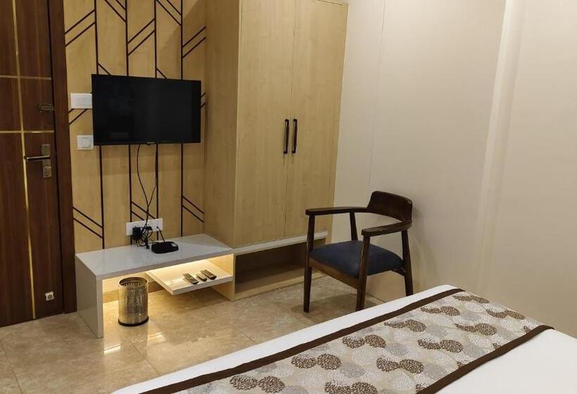带大床的高级房间, Suvarnam Residency