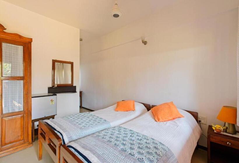 标准间, Skylark Resort
