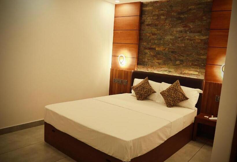 اتاق استاندارد, Silverstone Inn