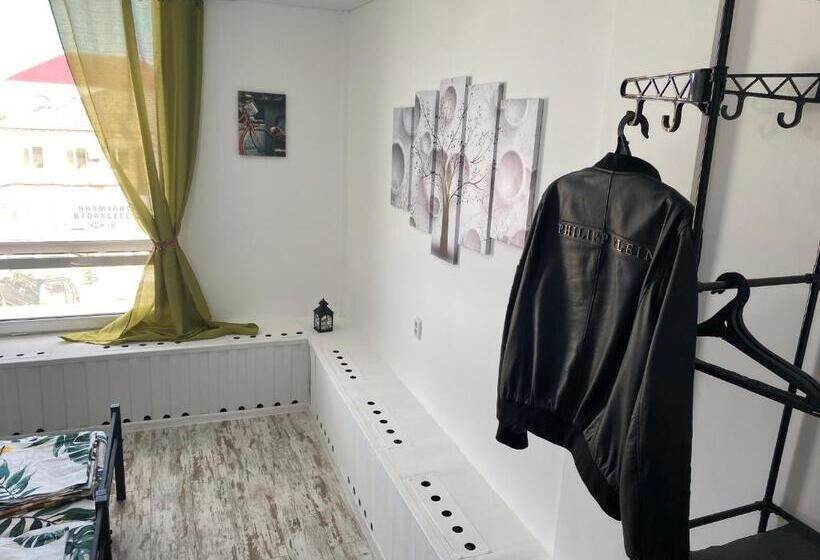 اتاق استاندارد سه نفره, Kosta Hostel