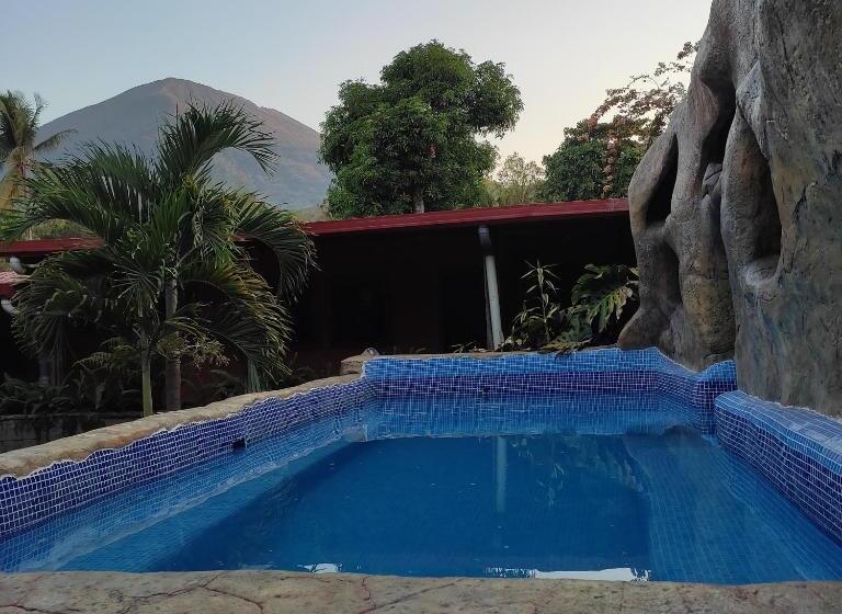 اتاق خانوادگی با چشم‌انداز باغ, El Castillo De Piedra