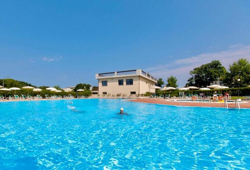 آپارتمان 2 خوابه, Isa Apartments For 6 People, 2 Bedrooms, In Residence With Swimming Pool In San Vincenzo, Just 600 M